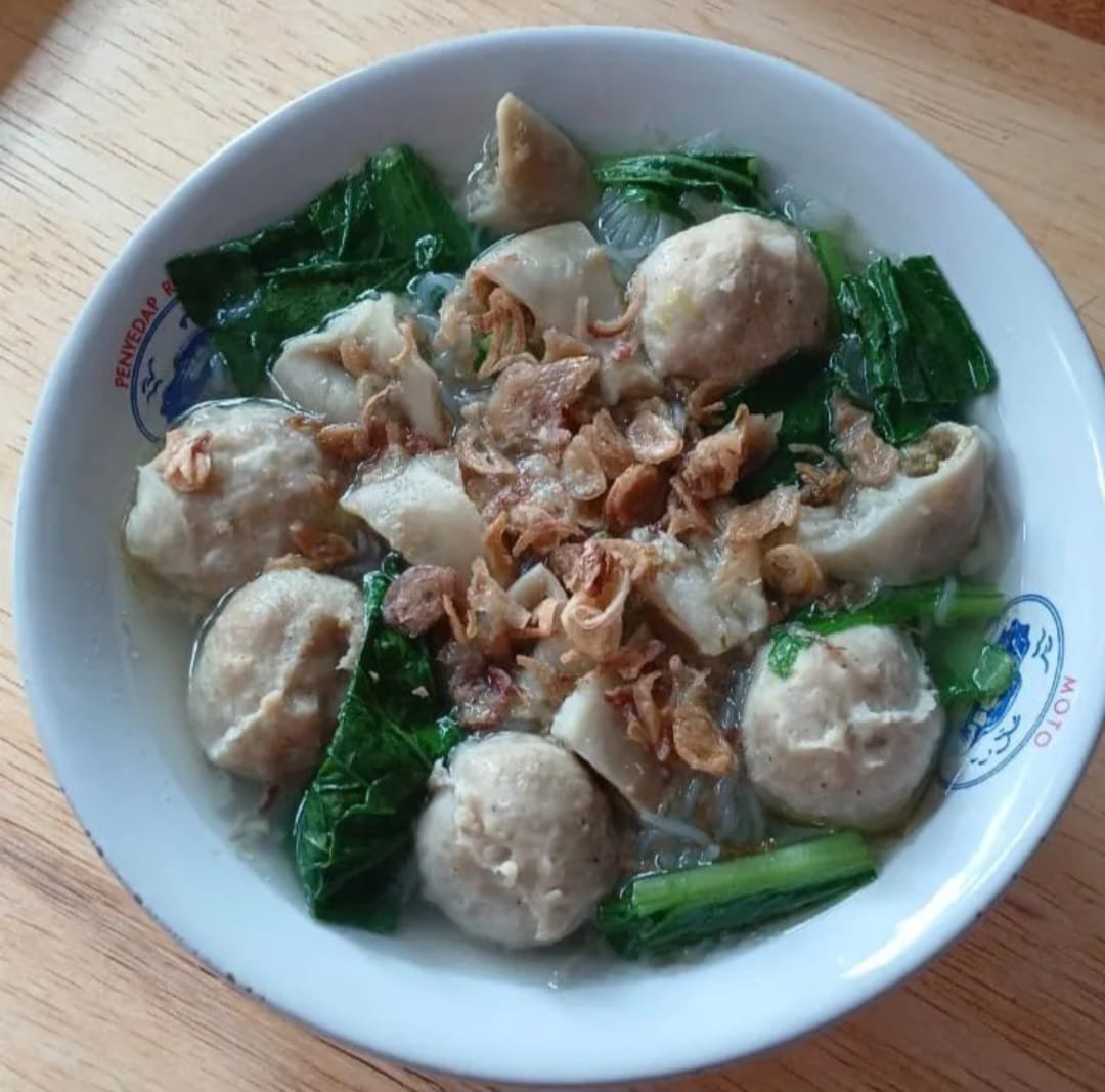 Bakso Iso Komura dengan kuah kaldu dan taburan bawang goreng